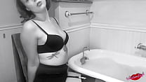Vintage Babe Has Fun In The Tub!